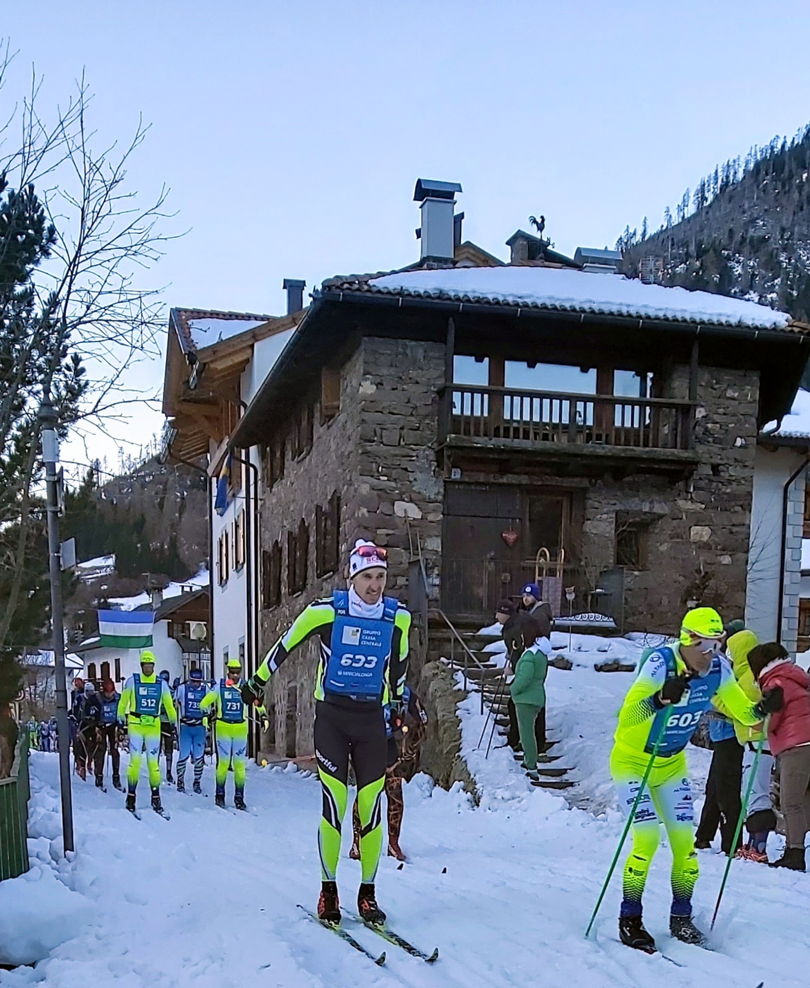 Marcialonga går genom 13 byar i Val di Fassa och Val di Fiemme. Under 45 eller 70 km har du hela tiden Dolomiterna i blickfånget. Dagarna före loppet bjuder på härlig skidåkning i fina längdspår eller utför för dig som vill i världens största skidområde Dolomiti Superski.